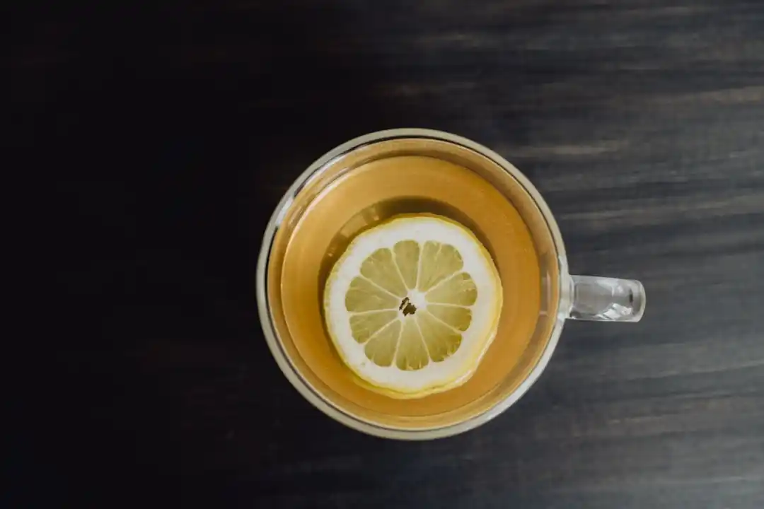 一杯裝有檸檬片的茶。