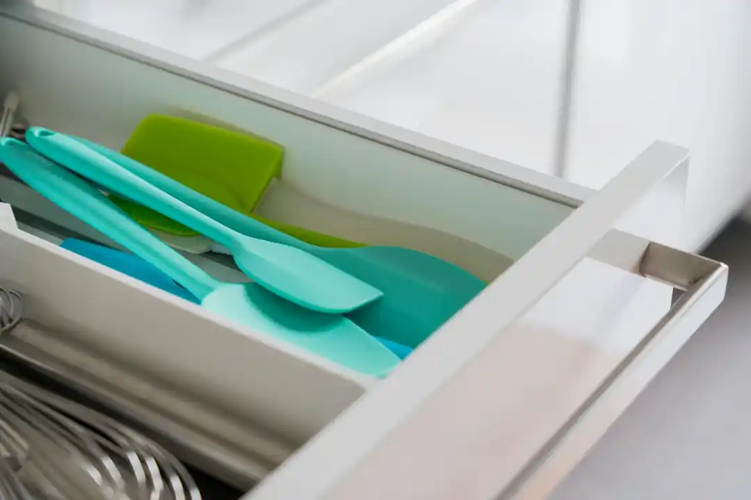 きれいに整理されたキッチンの引き出し。調理器具が整然と並んでいる。