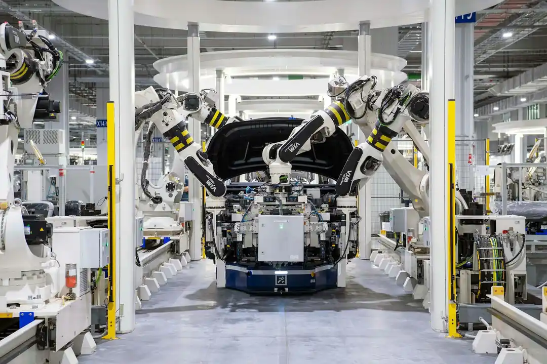 現代化工廠中,高科技機器人正在組裝汽車。