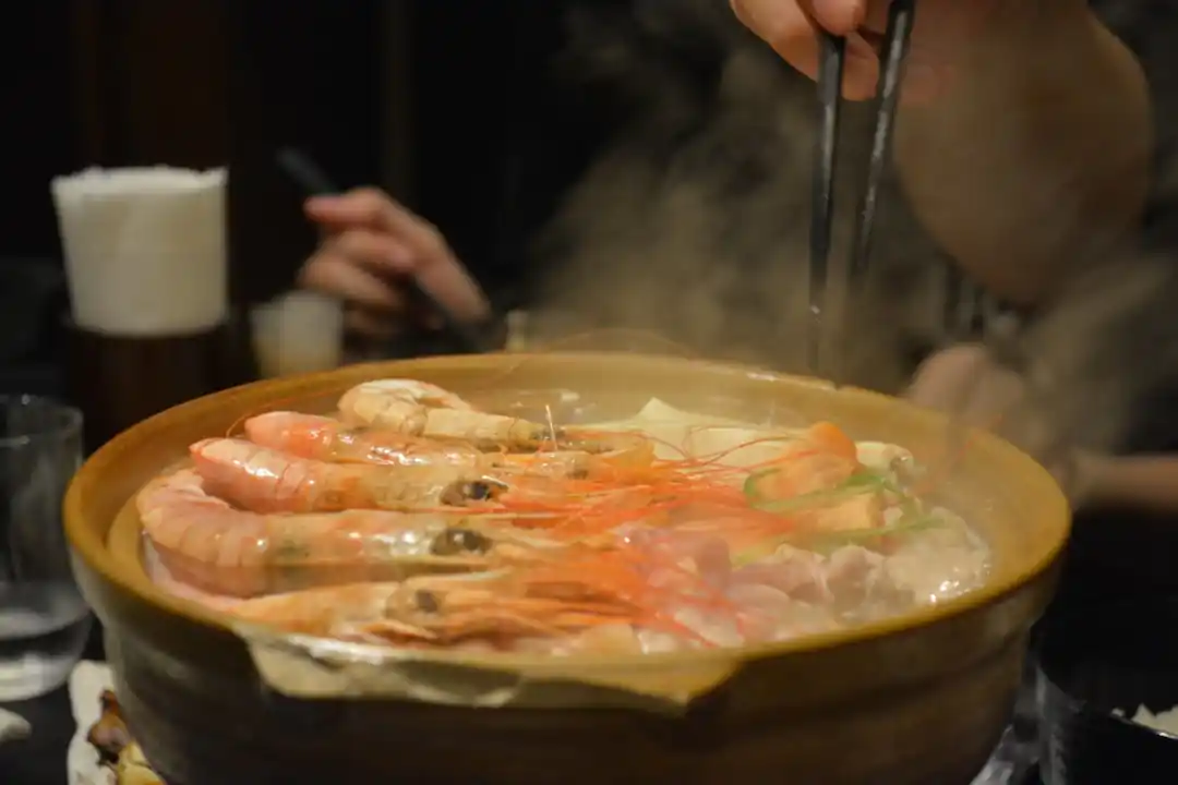 鍋料理に入った新鮮なエビのクローズアップ