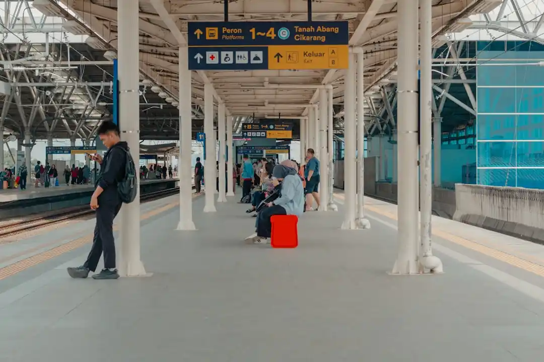 기차역 플랫폼에서 기차를 기다리는 사람들