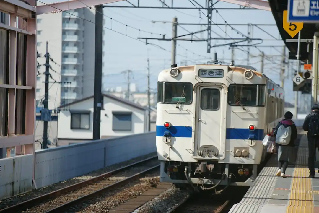 駅に到着する白い電車