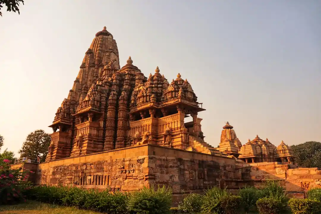 インドの寺院の精巧な彫刻が施された壁