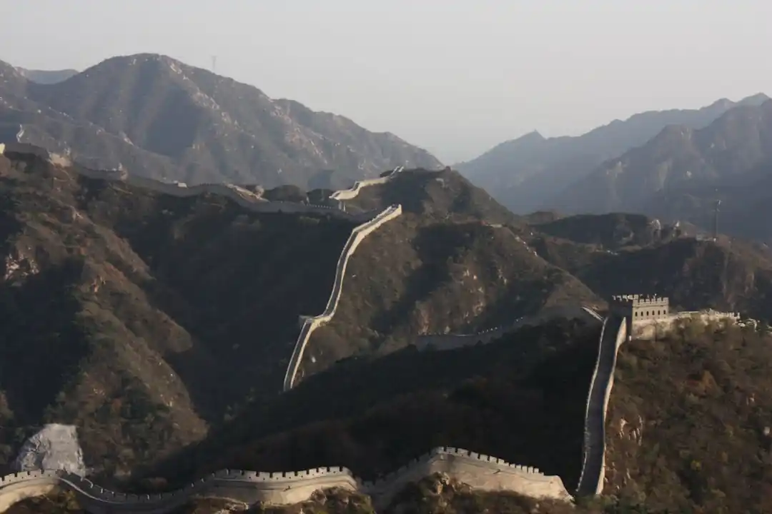 秋天時節,蜿蜒在彩色山巒間的中國長城