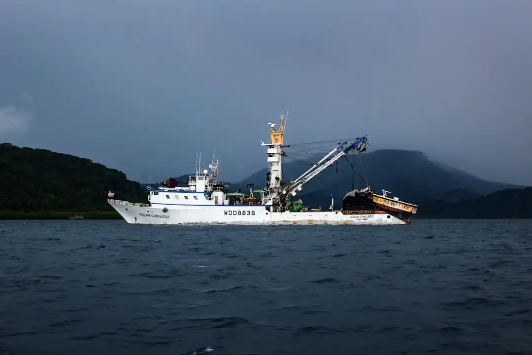 白い漁船が海を航行している様子。