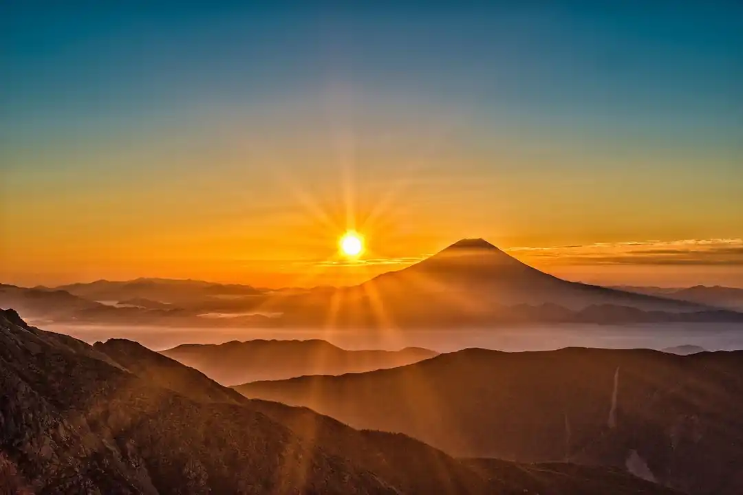 日の出の光を浴びる富士山