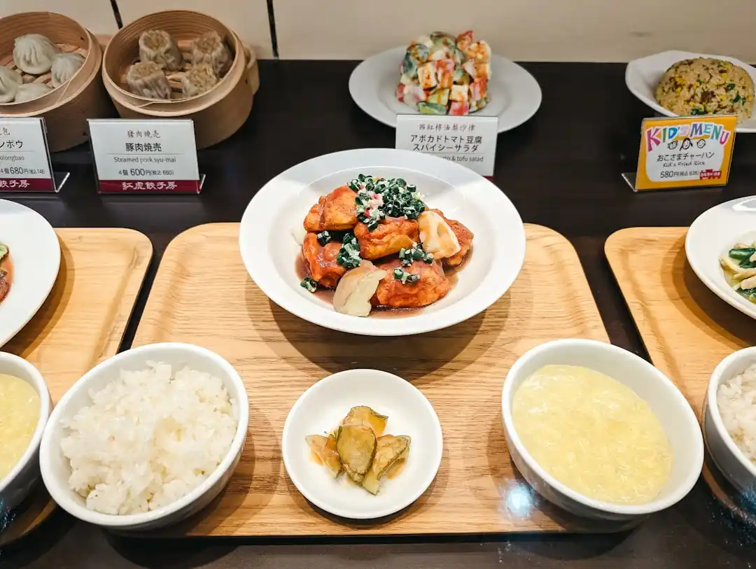 お皿やご飯が並んだ食卓