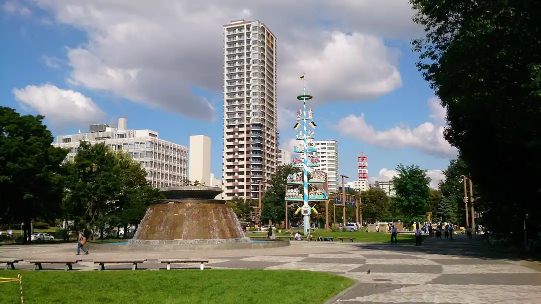 緑豊かな大通公園とそびえ立つさっぽろテレビ塔