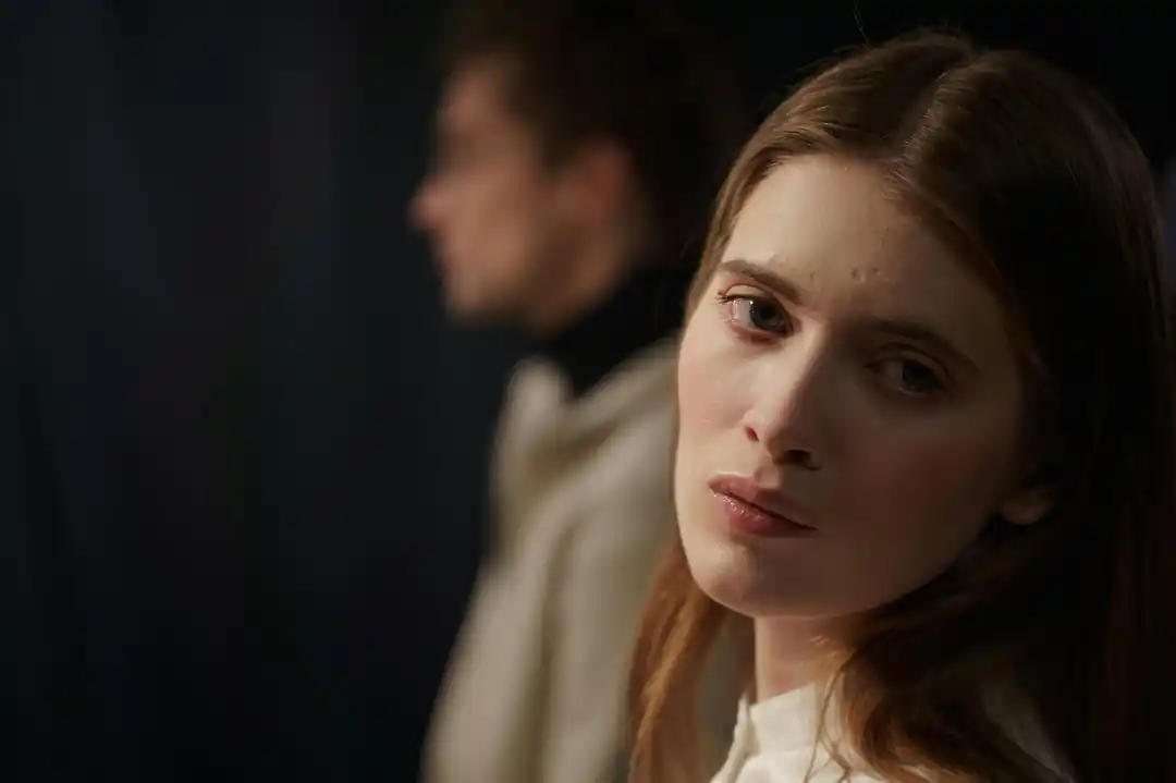 자신의 얼굴을 감싸고 감정을 표현하는 여성 배우