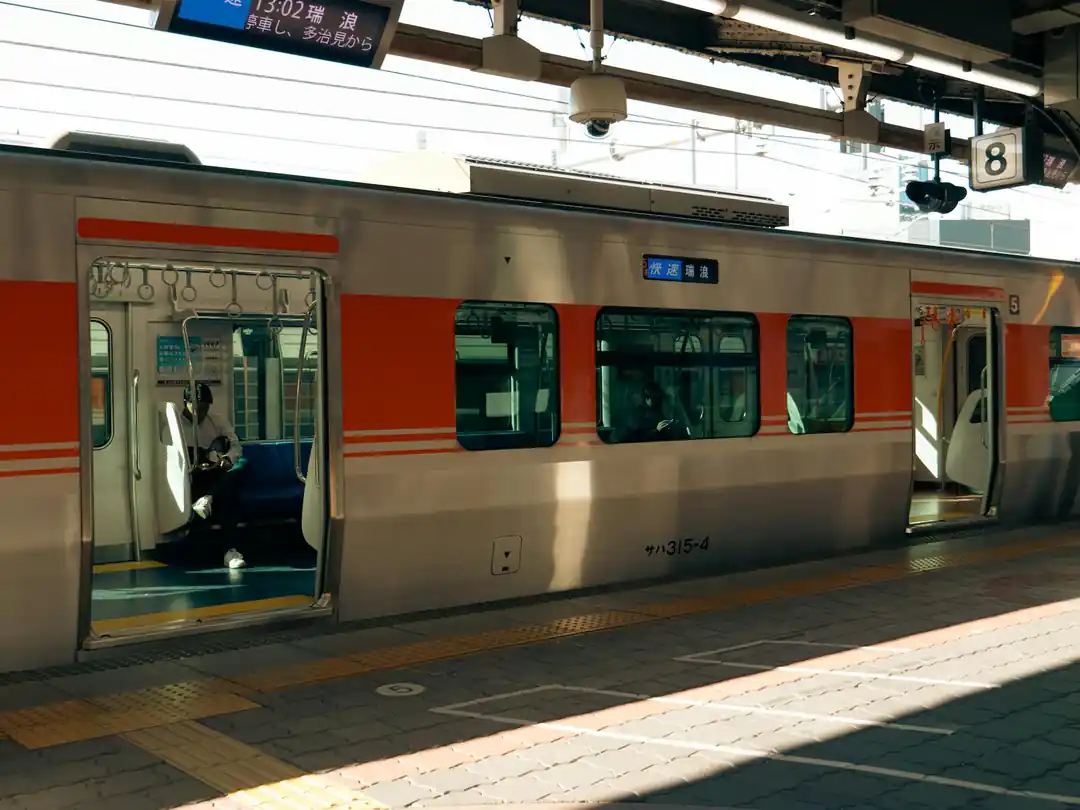 名古屋駅のホームに停車する新幹線
