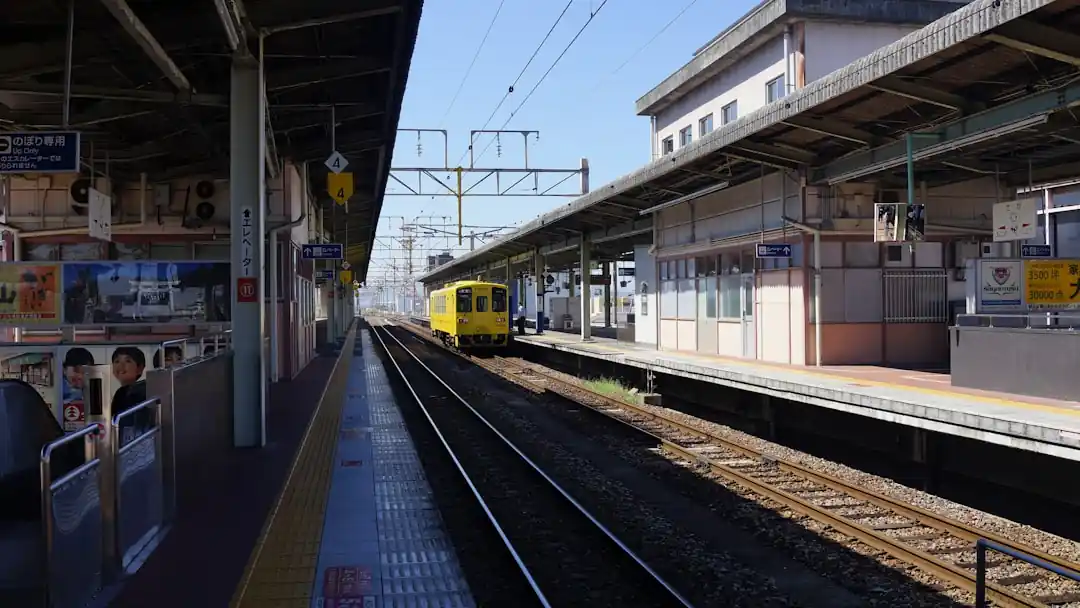 カーブを曲がる黄色い電車