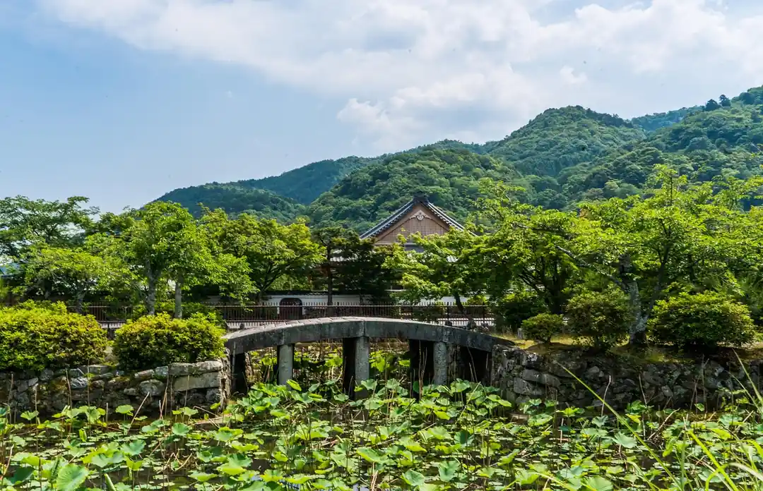 嵐山の渡月橋と、その向こうに広がる山々の風景