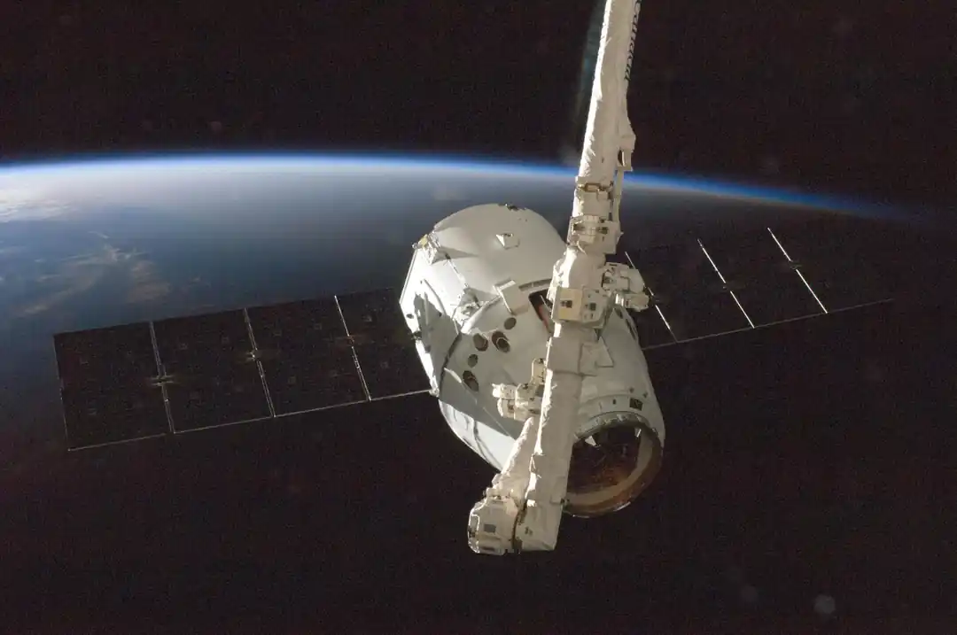 一顆衛星在地球軌道上運行,從太空中俯瞰地球的景象。