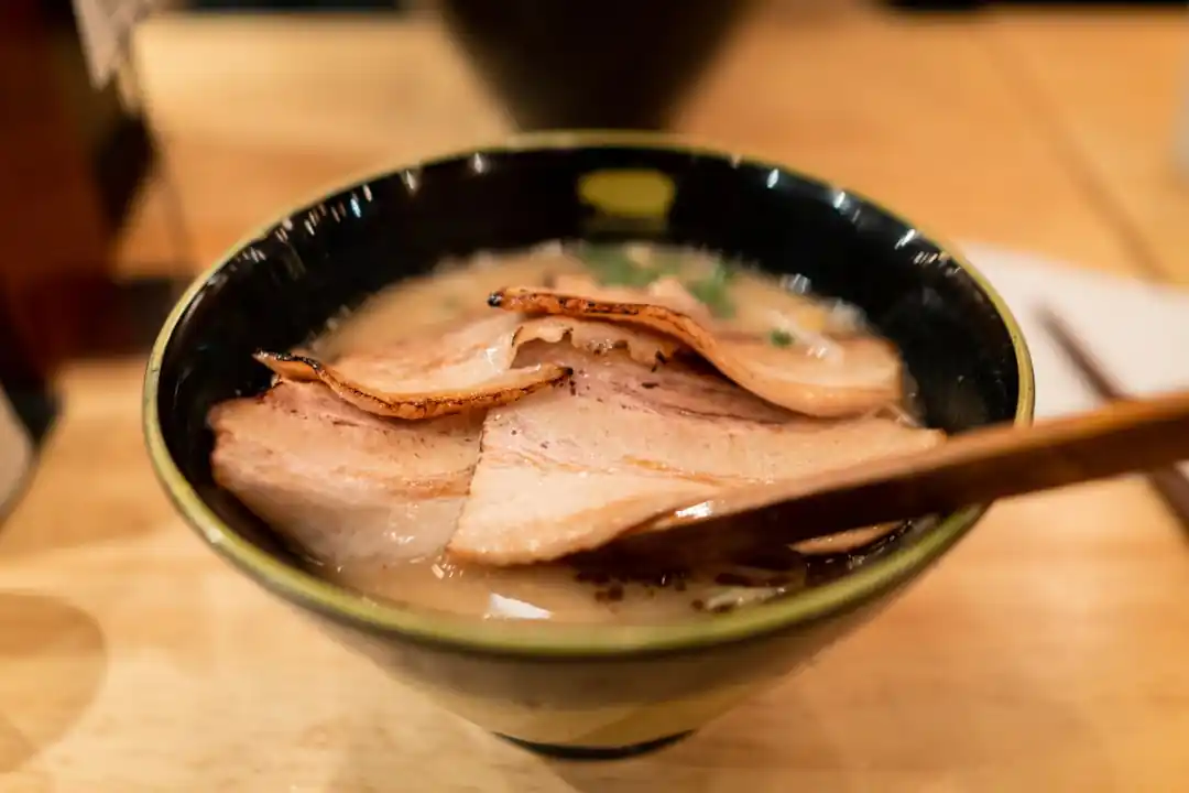 チャーシューが乗った日本のラーメンの湯気が立つ一杯