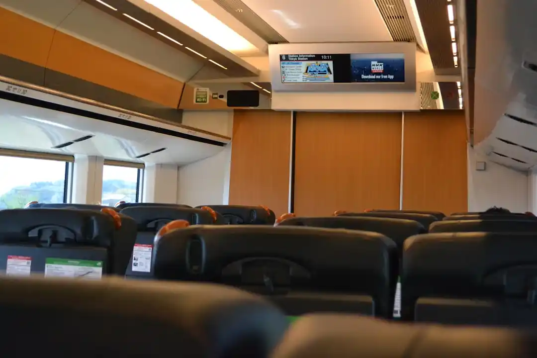 電車の中から外の景色を眺めている様子