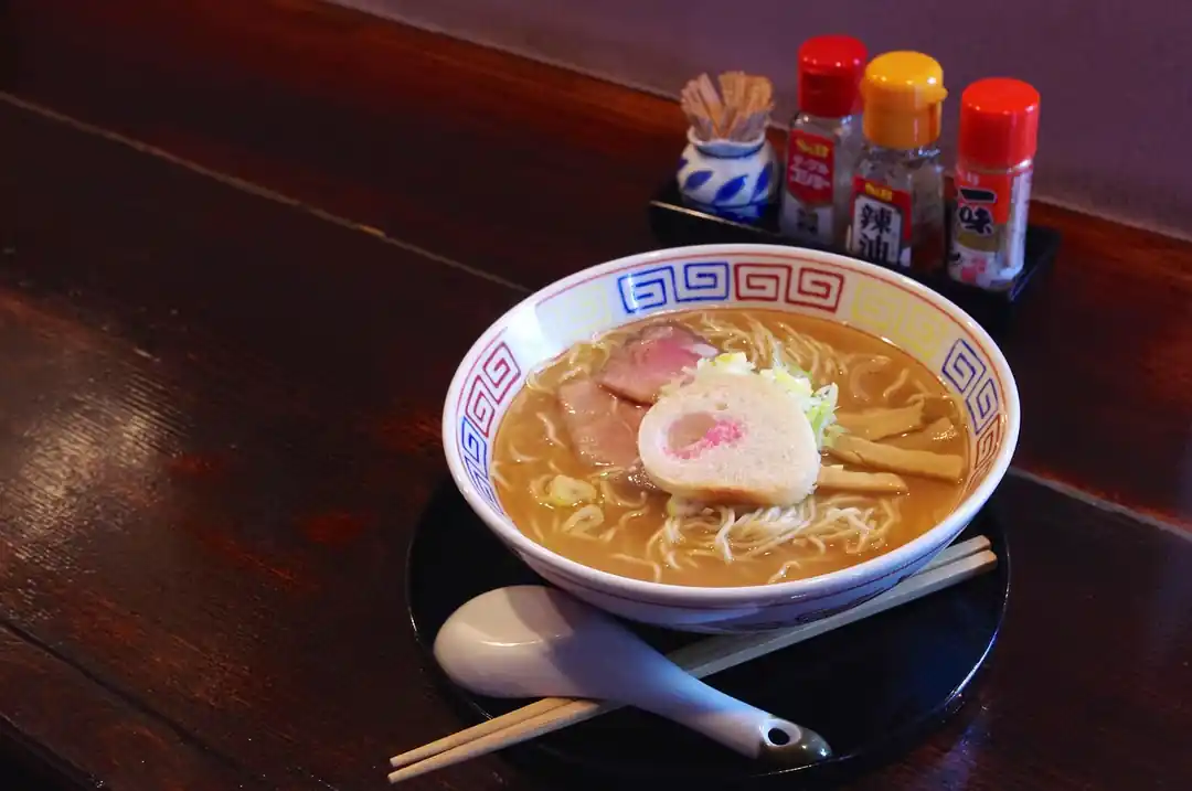 湯気が立ち上る美味しそうな札幌ラーメン