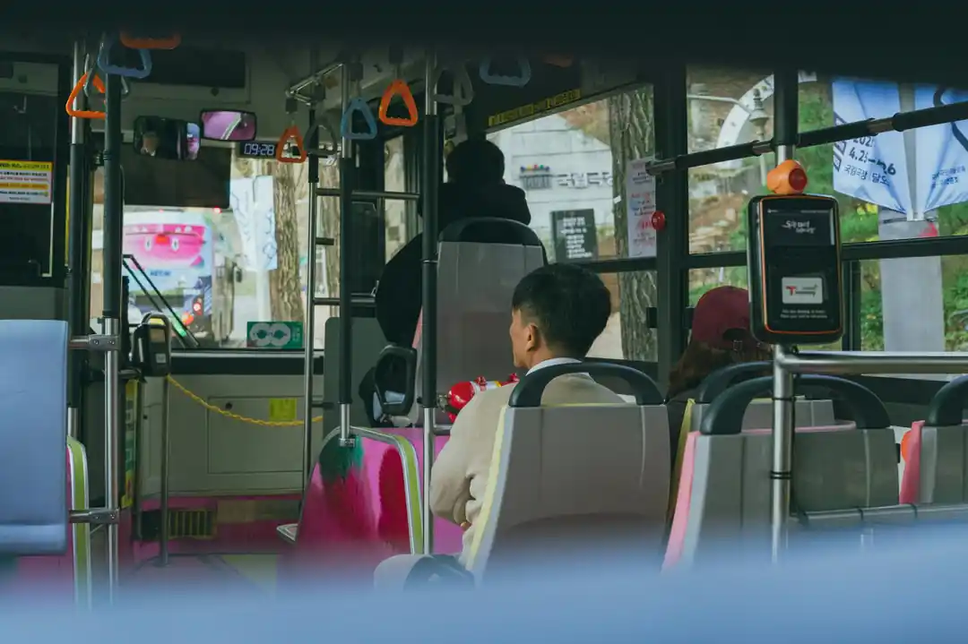 서울 시내 버스 안에서 창 밖을 바라보는 승객들의 모습