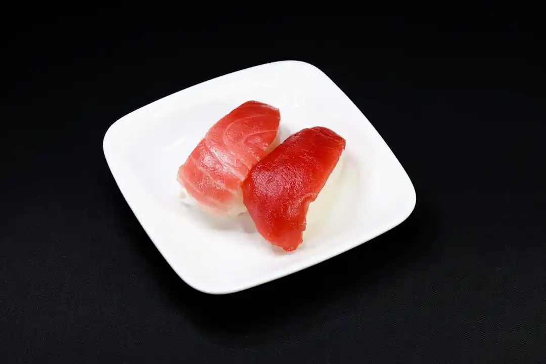 白い皿に並べられた、赤身と中トロのマグロの刺身