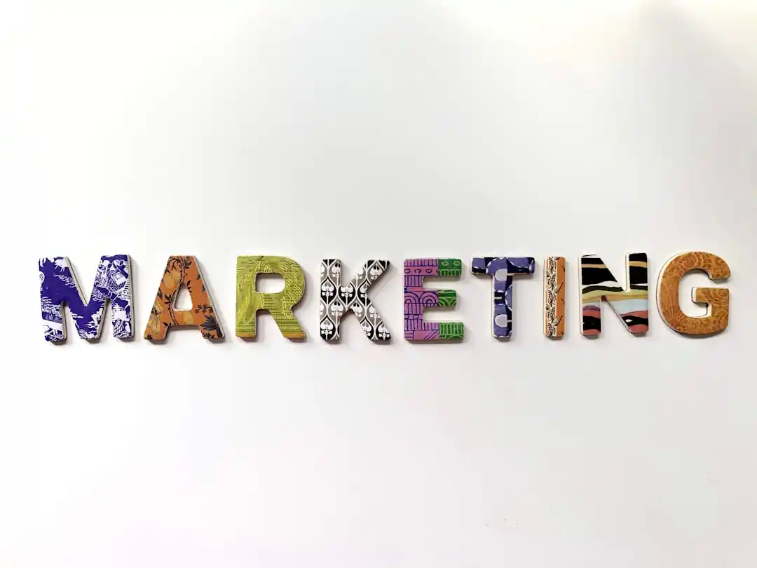 彩色的「MARKETING」字母積木被排在桌上。