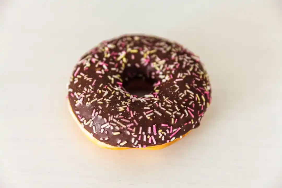 チョコレートグレーズがたっぷりかかった、完璧な形のドーナツ