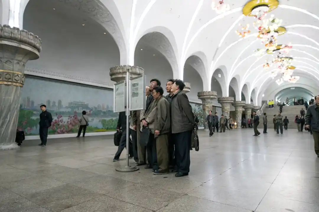 기차역 플랫폼에서 기차를 기다리는 사람들