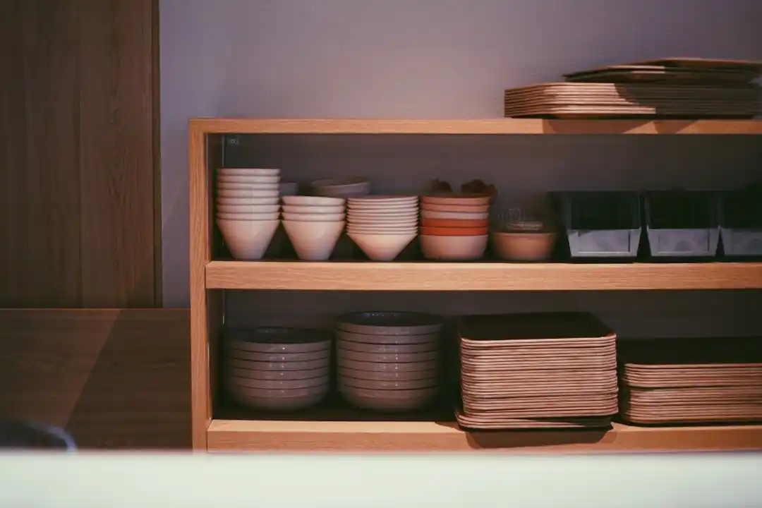 棚にきれいに並べられたお皿やボウル