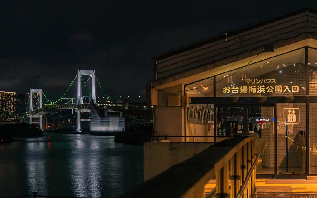 築地大橋ライトアップ完全ガイド:時間、色、おすすめ撮影スポットを巡る夜の散歩