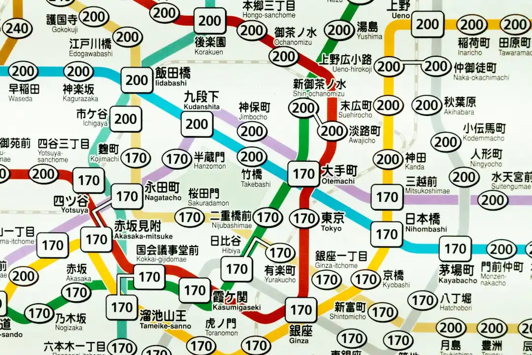一張東京地鐵路線圖的特寫,上面佈滿了日文漢字和各種顏色的線條,看起來極度複雜。