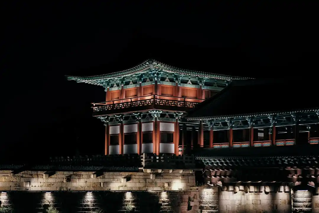 밤에 조명이 켜진 동궁과 월지가 물에 비치고 있는 모습