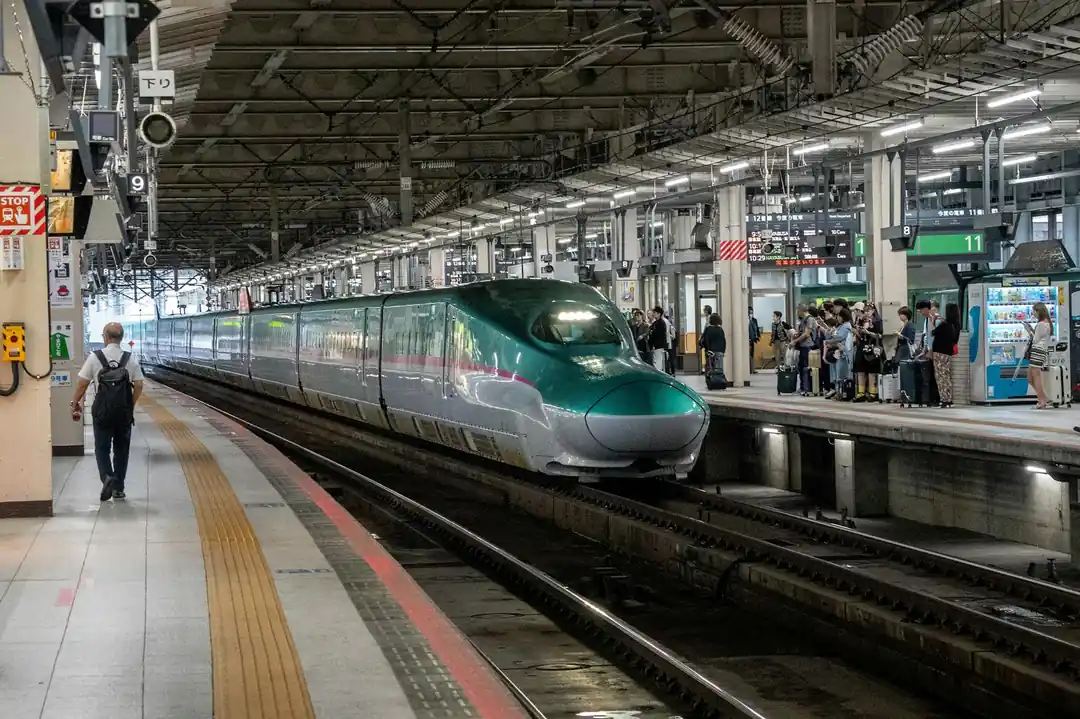 駅のホームに到着した新幹線