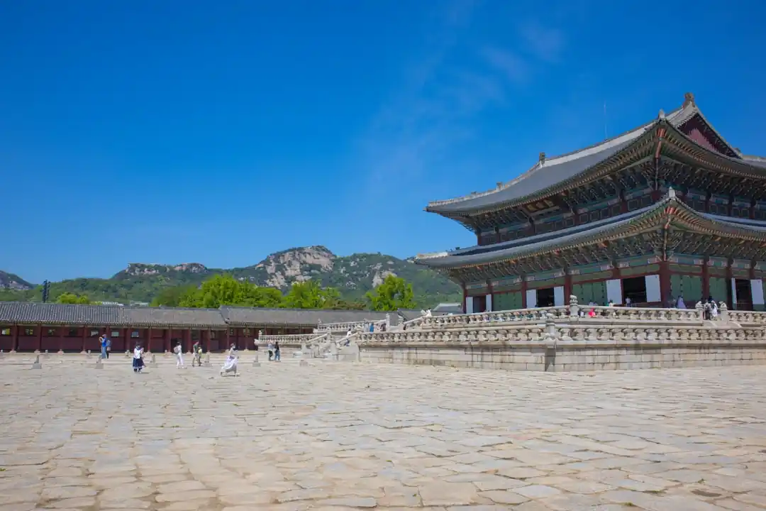 맑은 날, 경복궁 근정전 앞에 수많은 관람객들이 모여있다.