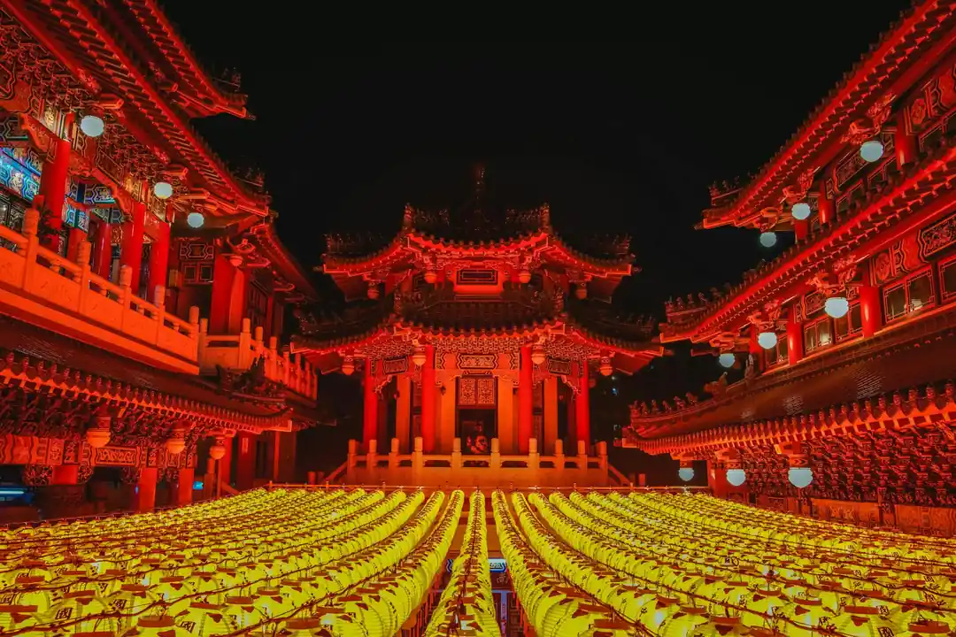 夜晚時分,台灣一座掛滿發光燈籠的寺廟,充滿節慶氣氛。