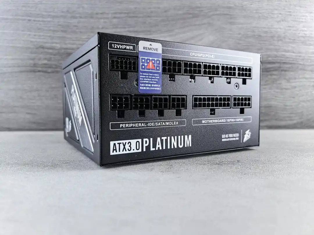 一台 ATX 3.0 白金牌認證的模組化電源供應器,展現其高品質的接頭與設計。
