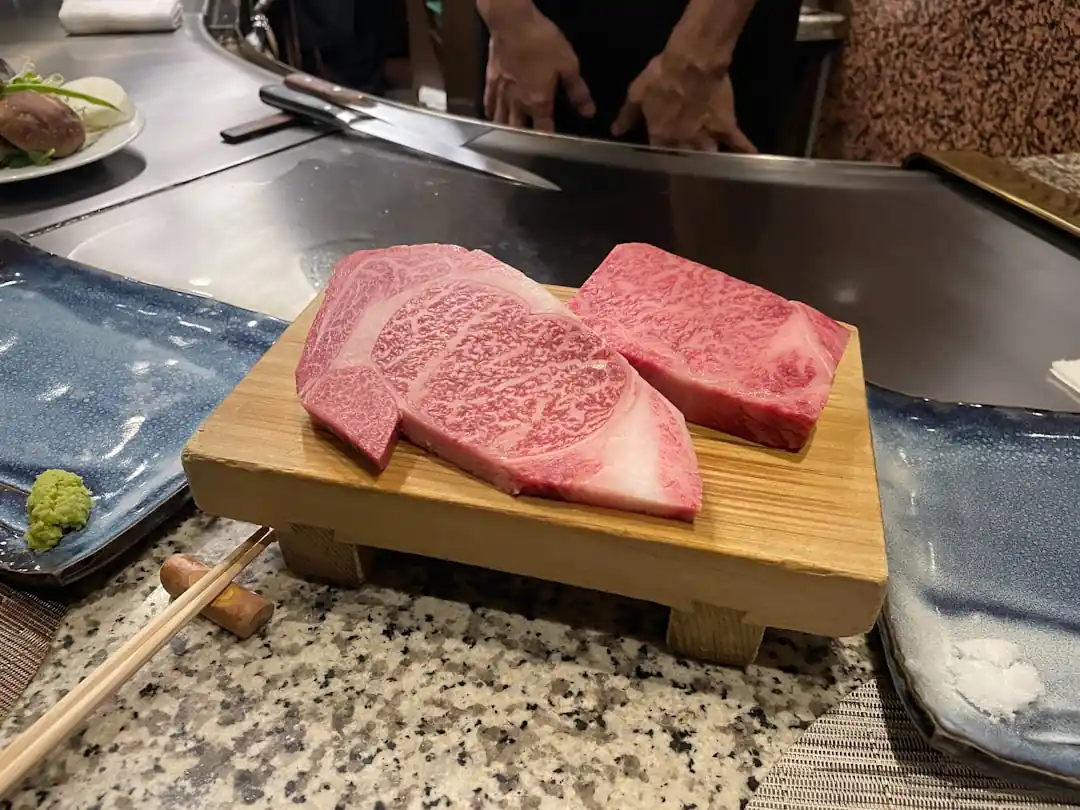 まな板の上に置かれた、美しい霜降りの入った生の和牛肉