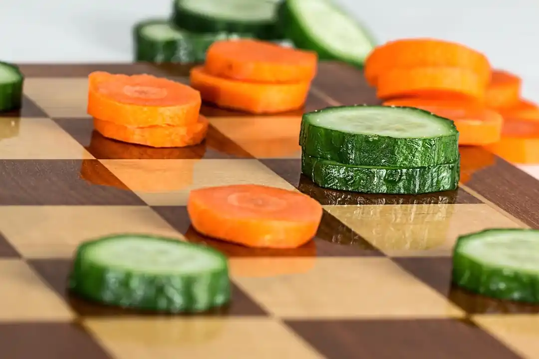 テーブルの上に置かれた、色とりどりの野菜が入ったガラスボウル