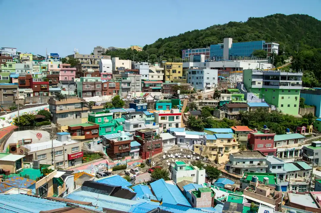 부산 감천문화마을의 알록달록한 집들이 산비탈에 가득한 풍경