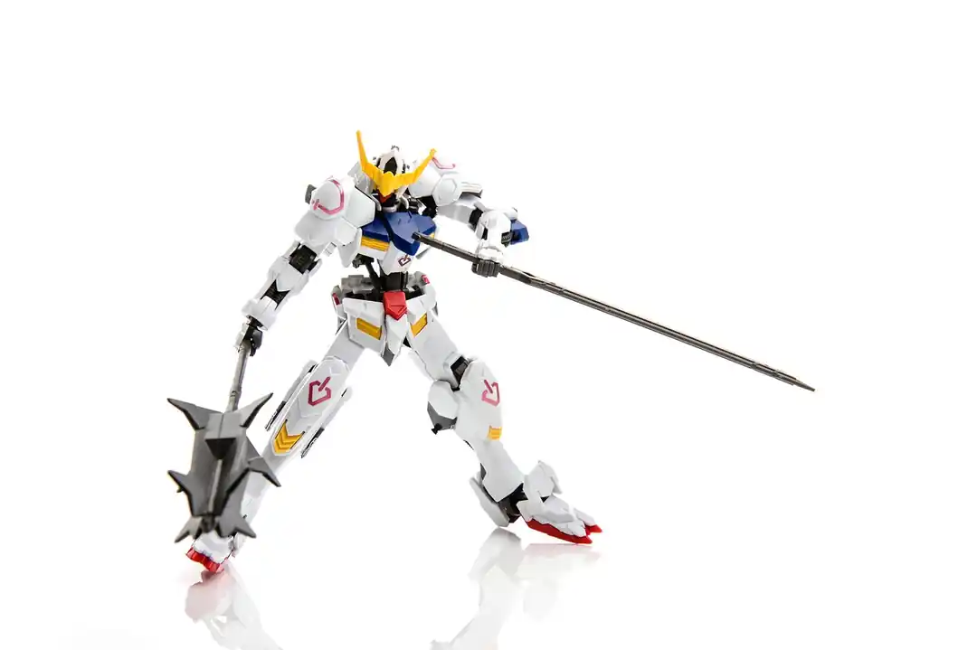 棚に飾られた複数のガンダムのおもちゃモデル