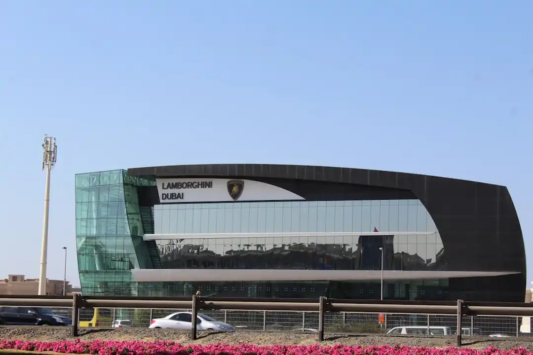공항 건물 외관에 큰 시계가 달려있다.