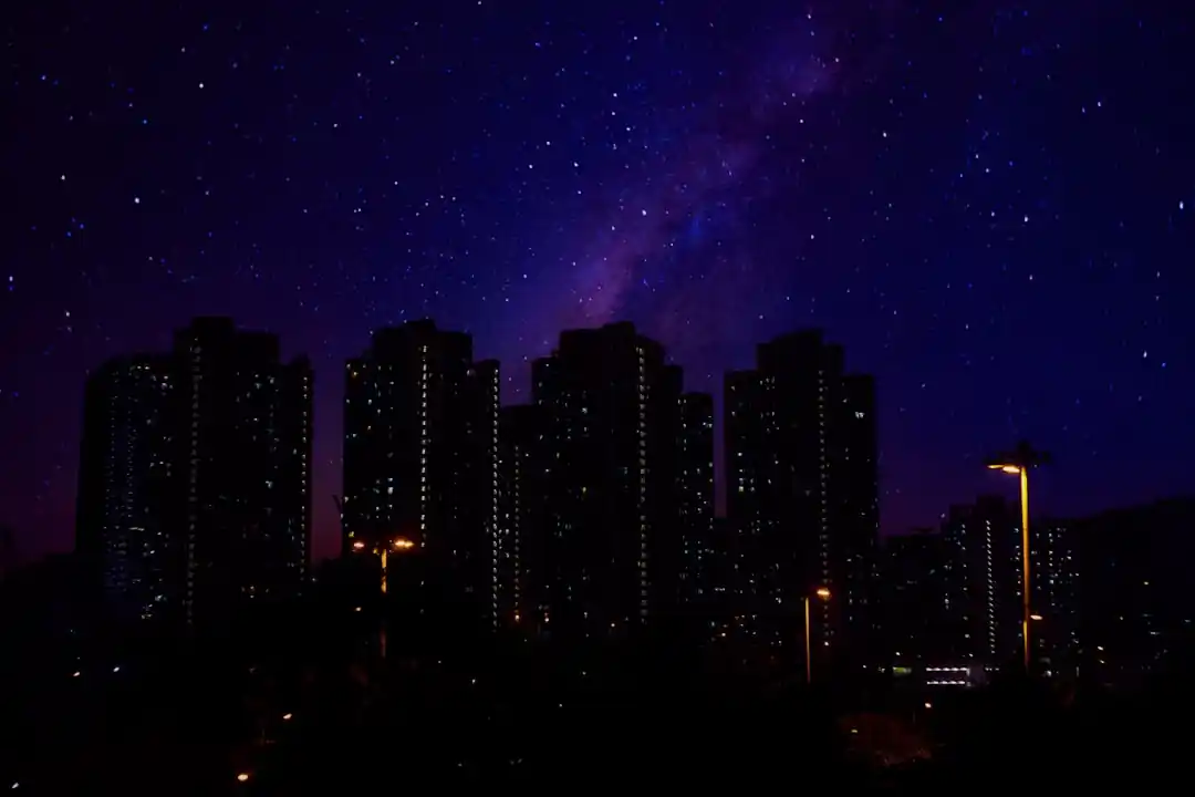 滿天星斗下的城市建築輪廓,展現了自然與人造光影的完美結合。