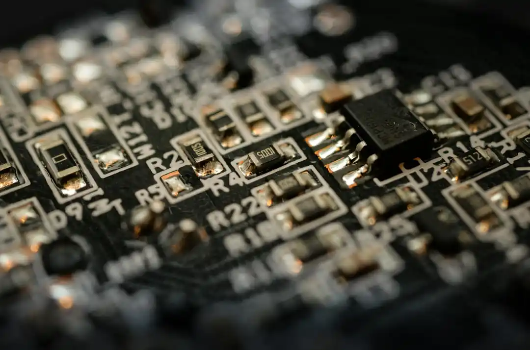 複雑な回路が刻まれた半導体チップのクローズアップ