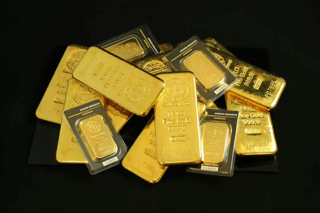一疊閃亮的金條整齊地堆放著