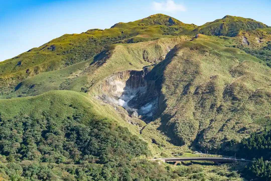 陽明山國家公園內壯麗的火山地貌與翠綠植被