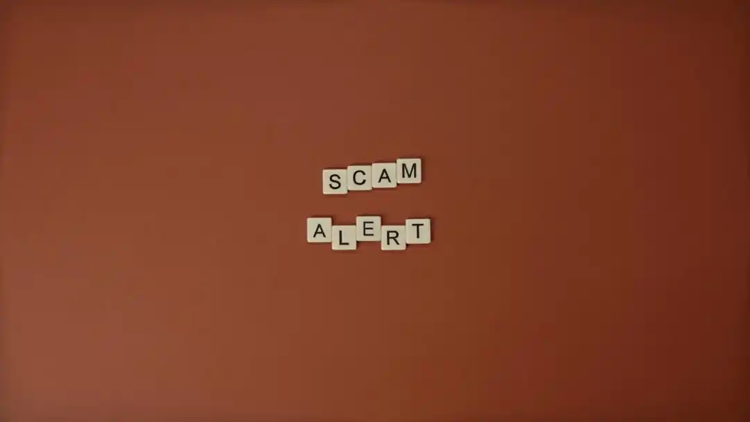 Scam Alert라고 적힌 스크래블 타일