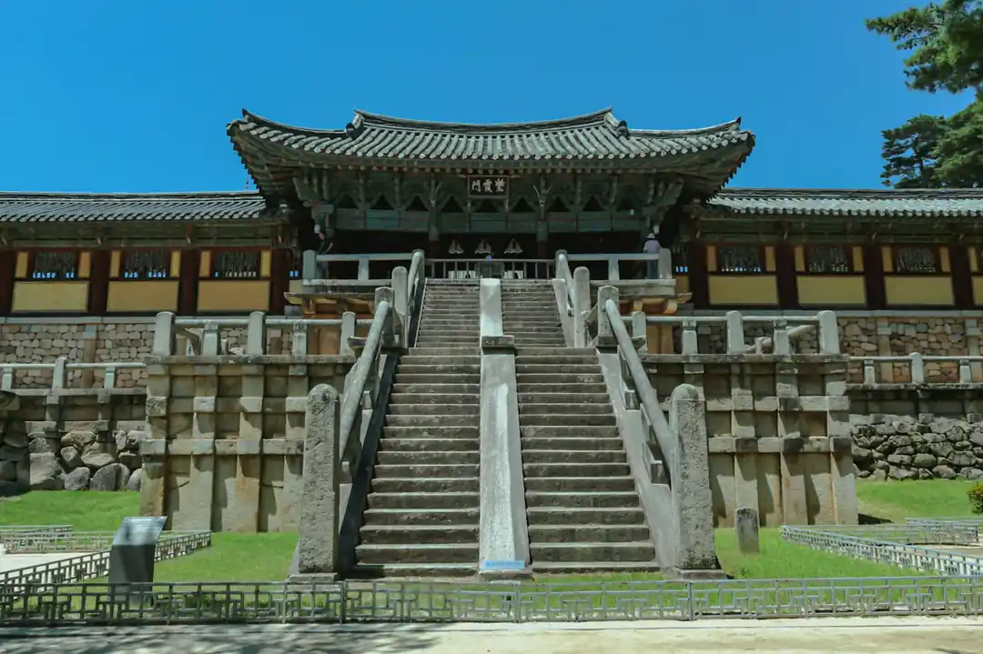 경주 불국사로 올라가는 돌계단과 전통 건축물의 모습