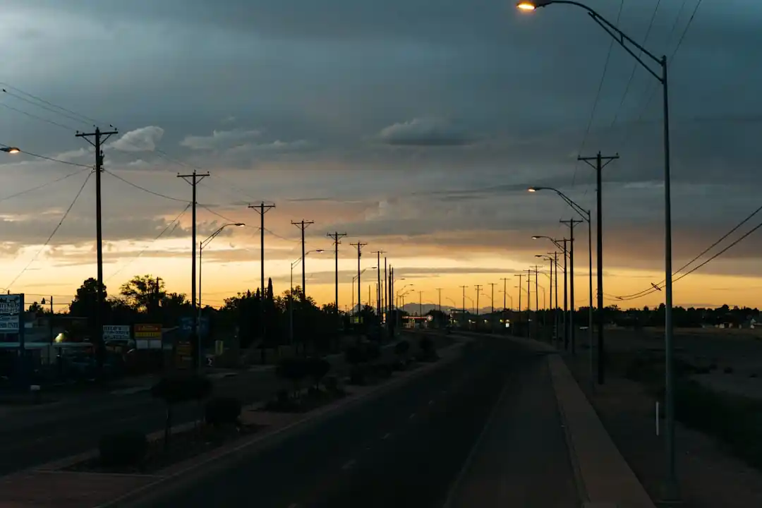 黃昏時分,埃爾帕索風景區道路上的路燈亮起,遠方是連綿的山脈。