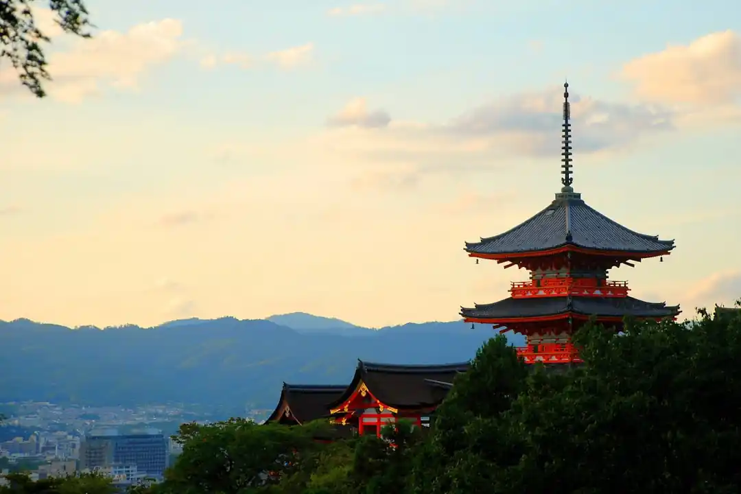 清水寺の鮮やかな朱色の仁王門