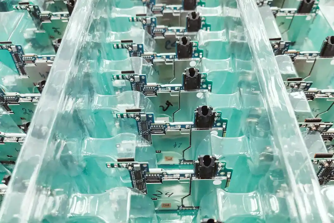 工廠內部,精密的電子電路板在生產線上。