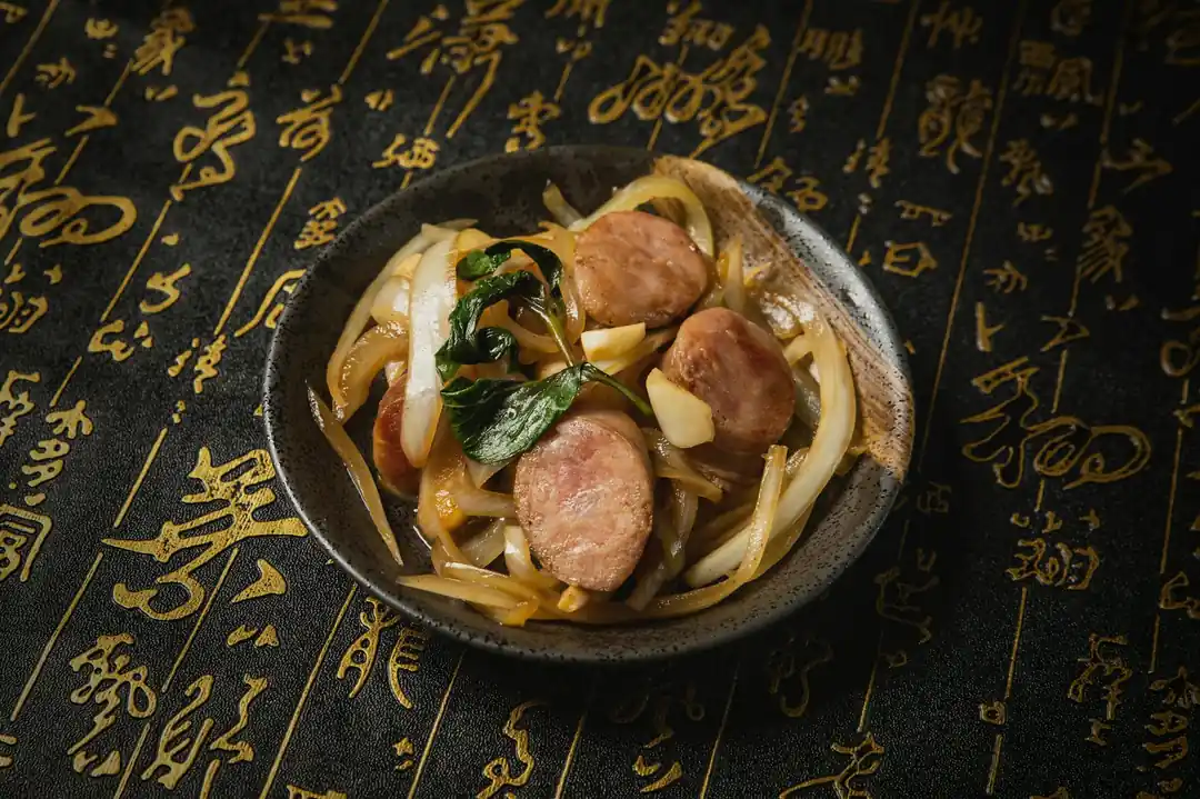 日本の伝統的な食卓に置かれた、ソーセージと野菜が入った美味しそうな日本の焼きうどん