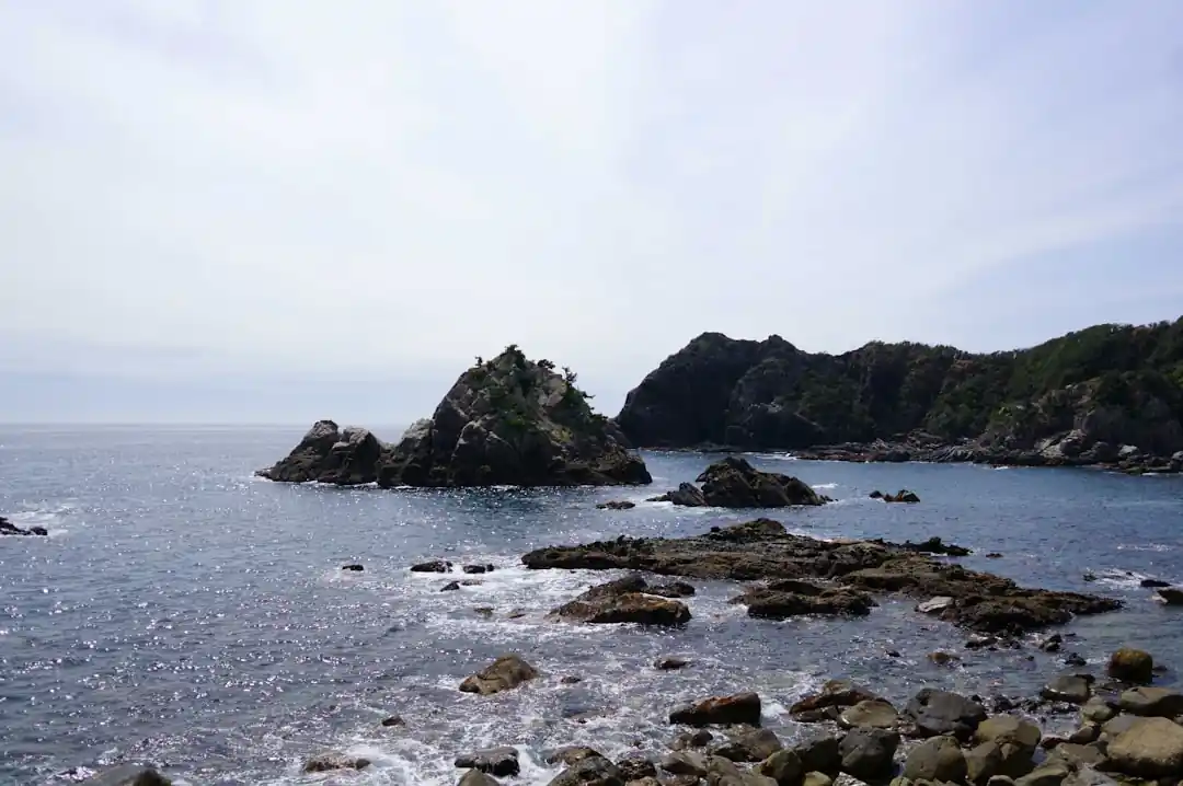 ごつごつした岩が連なる海岸線と青い海