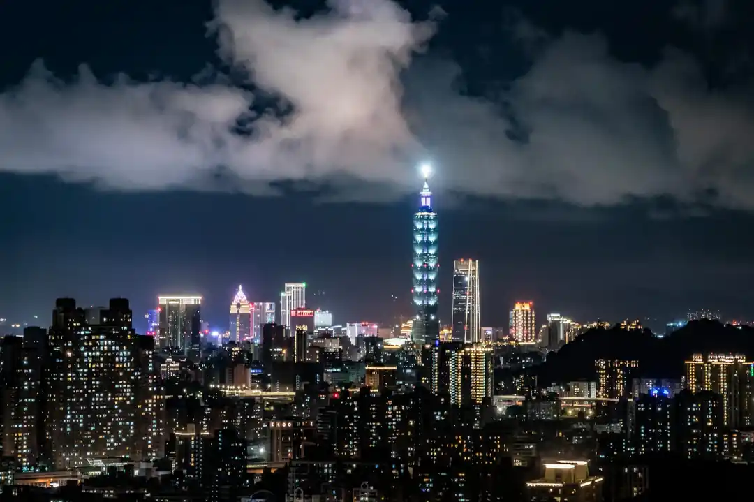 夜晚的台北市景,台北101大樓在燈光的照耀下格外醒目。